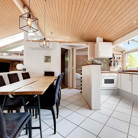 Сasa de vacaciones Summer House With Terrace Overlooking Nature Tikob